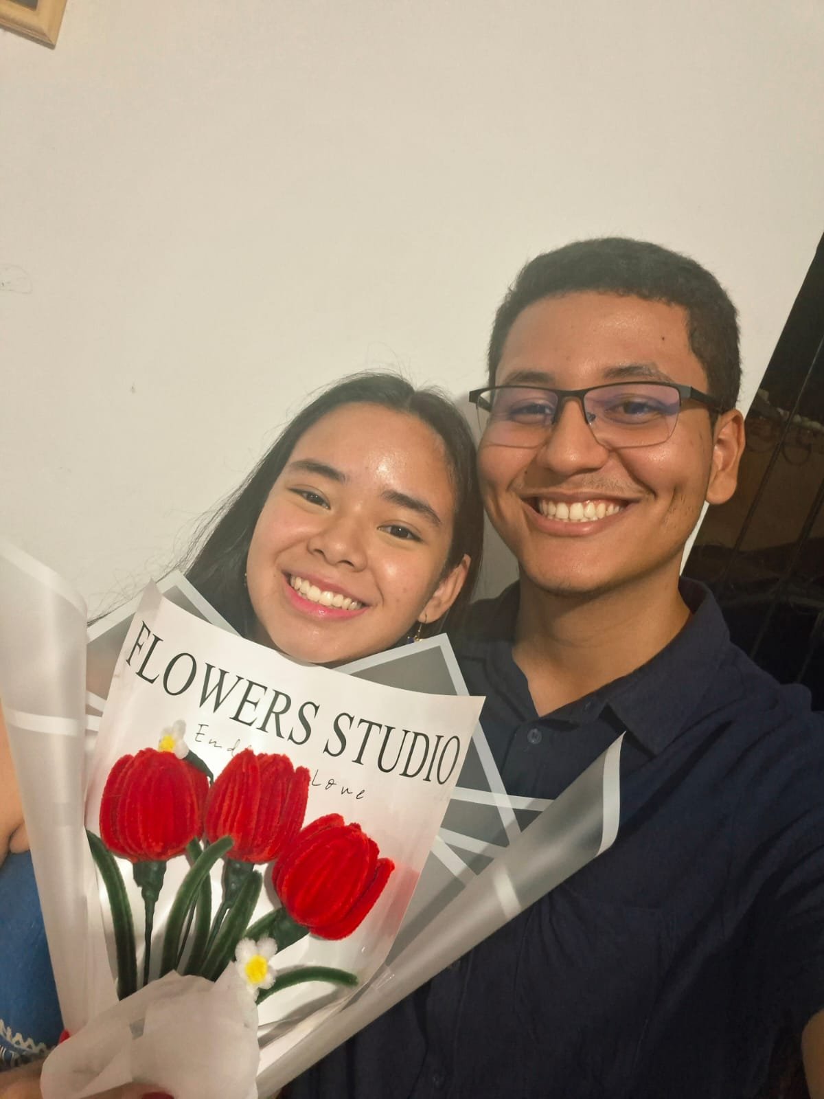 Alef com o buquê Mille Flowerss